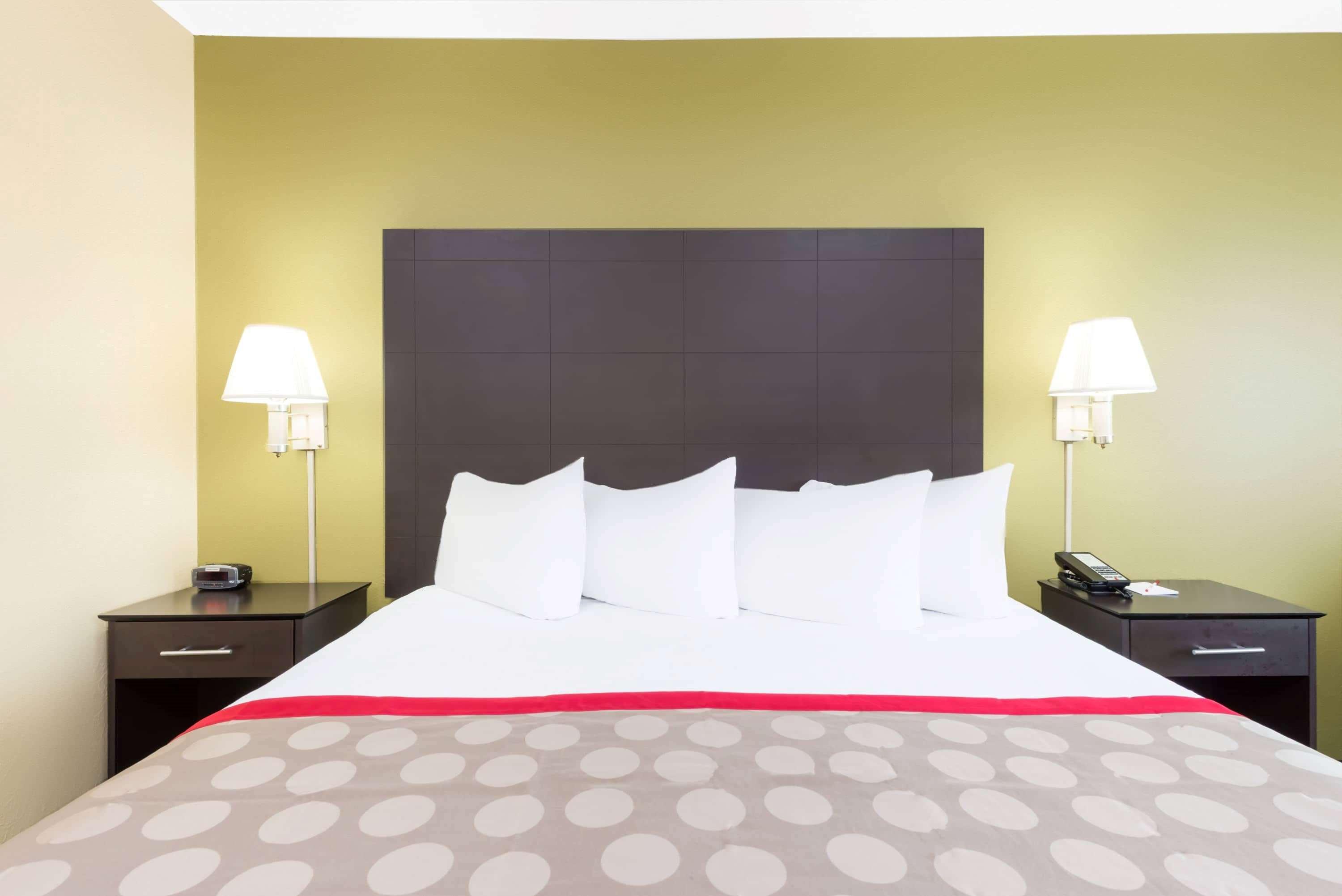 Ramada By Wyndham Vandalia Esterno foto