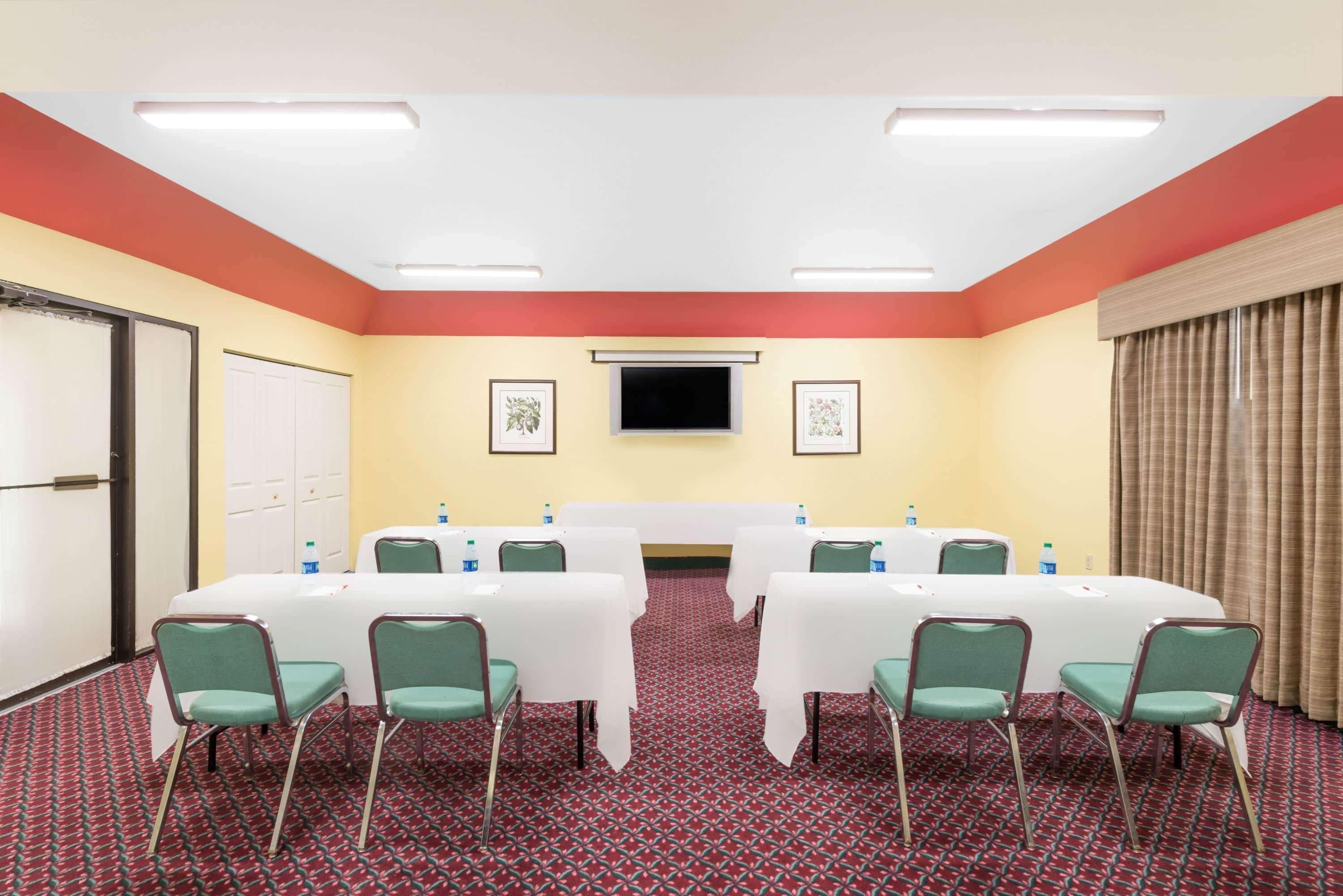 Ramada By Wyndham Vandalia Esterno foto