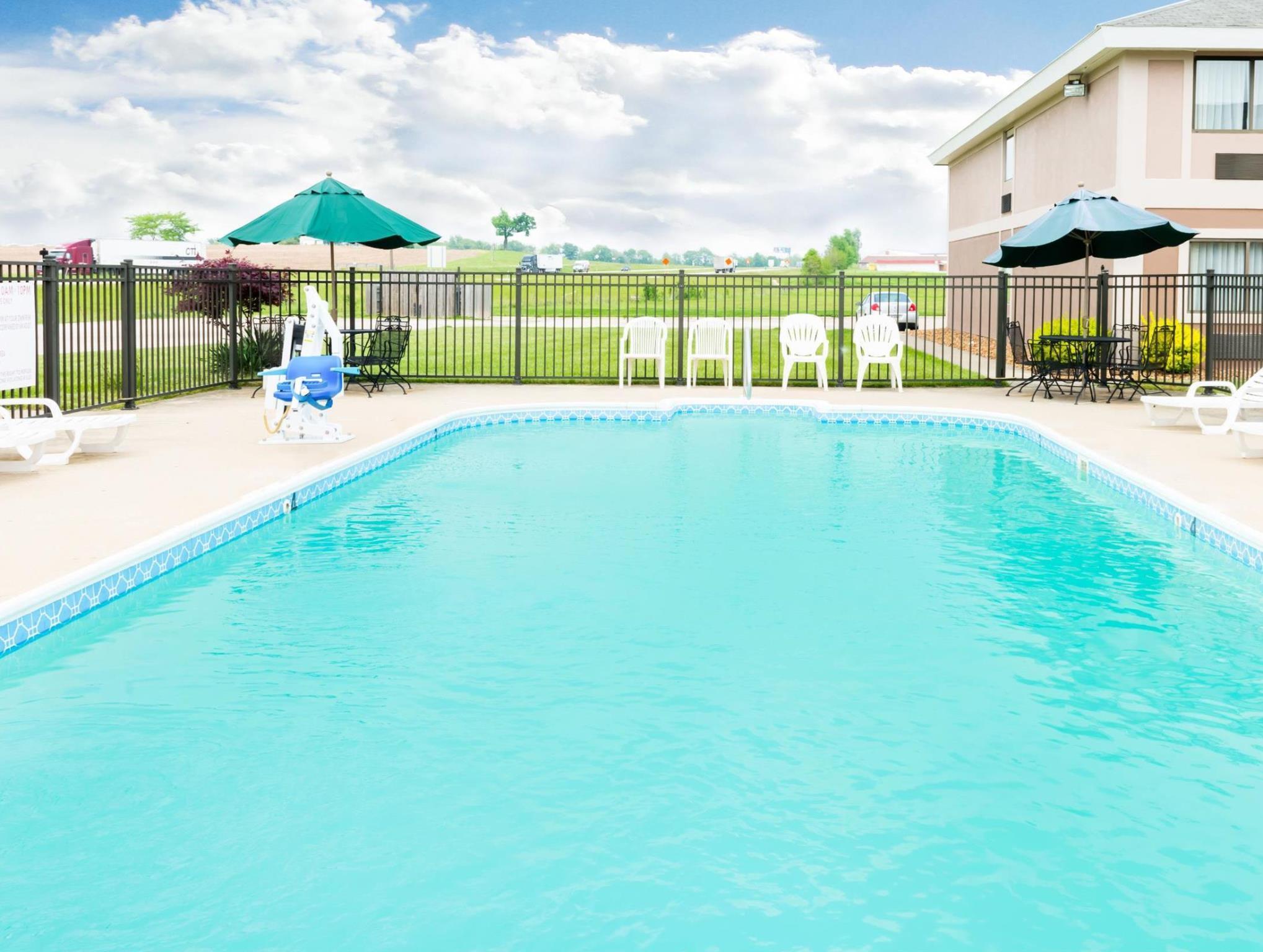 Ramada By Wyndham Vandalia Esterno foto
