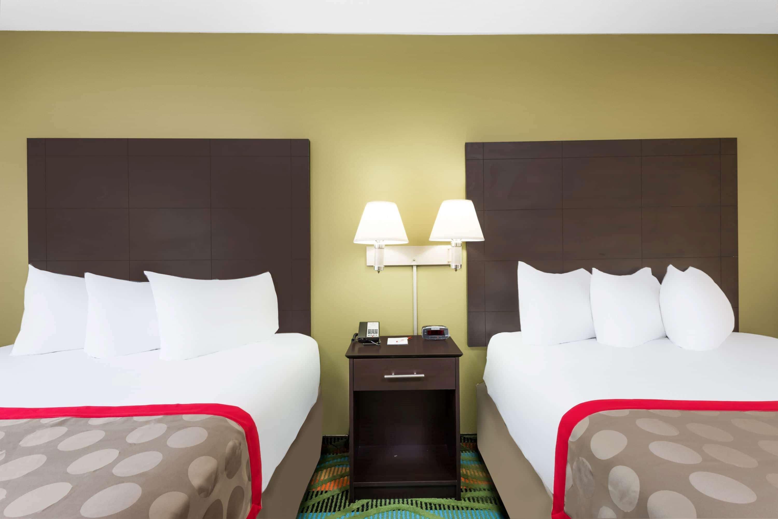 Ramada By Wyndham Vandalia Esterno foto