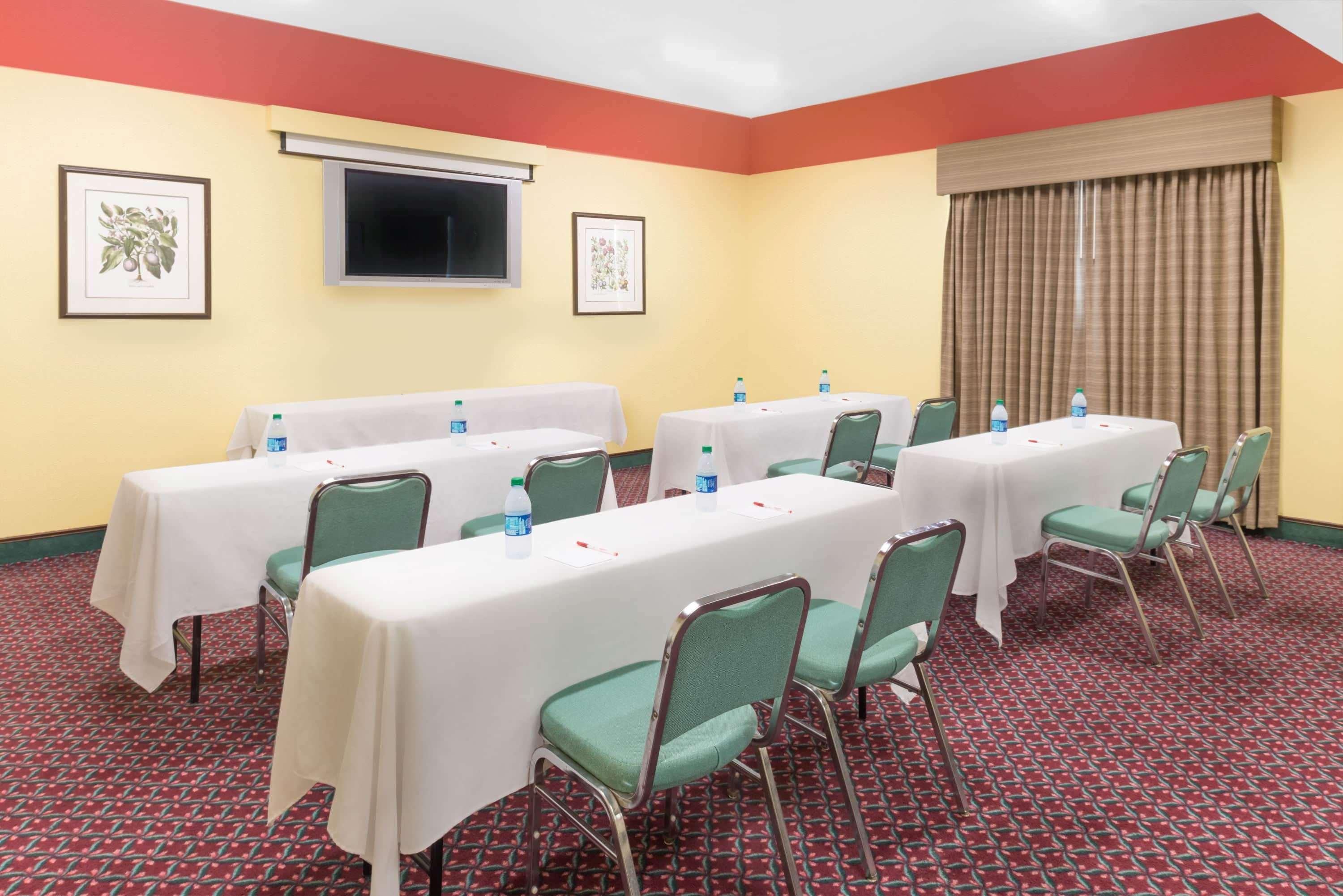 Ramada By Wyndham Vandalia Esterno foto