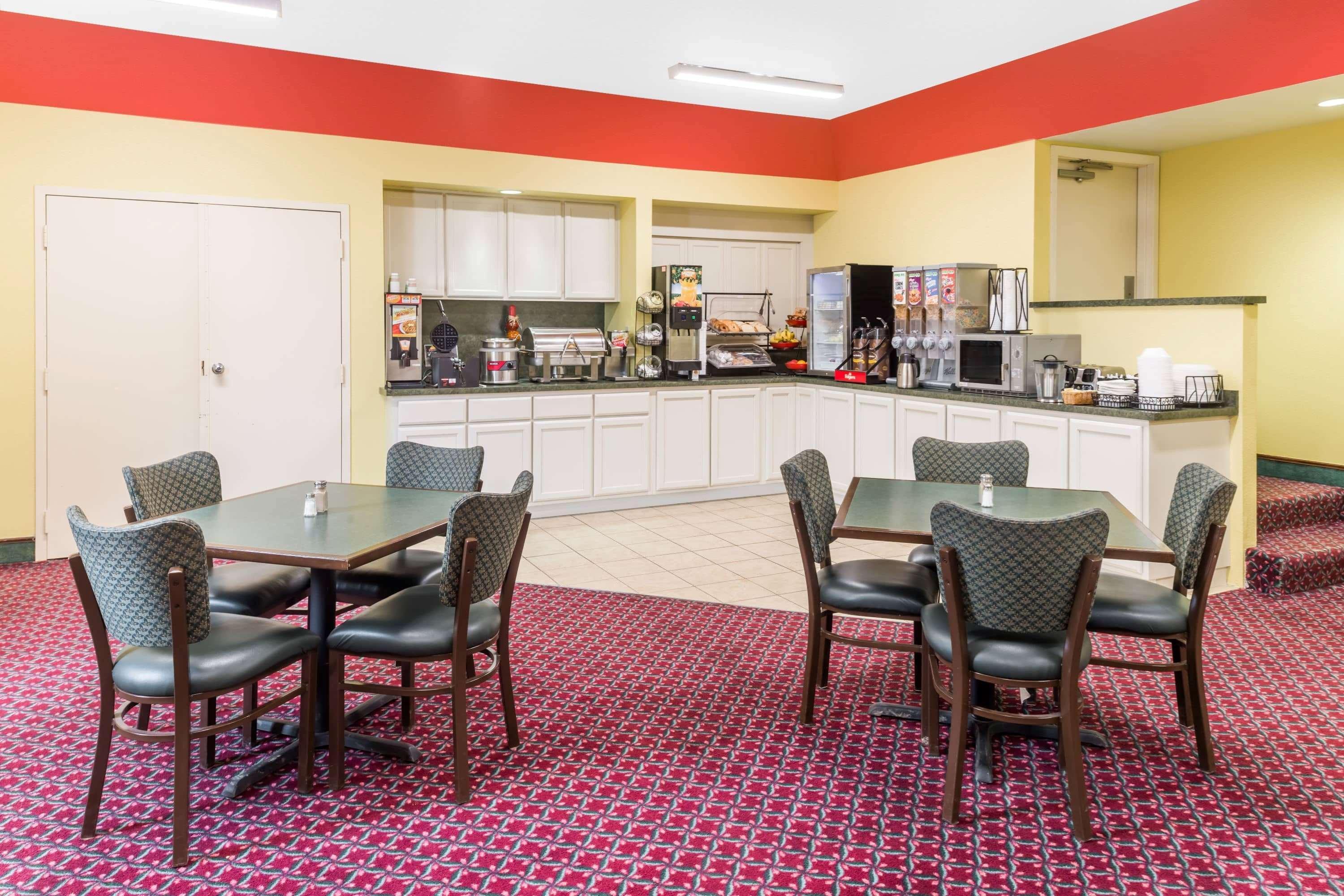Ramada By Wyndham Vandalia Esterno foto