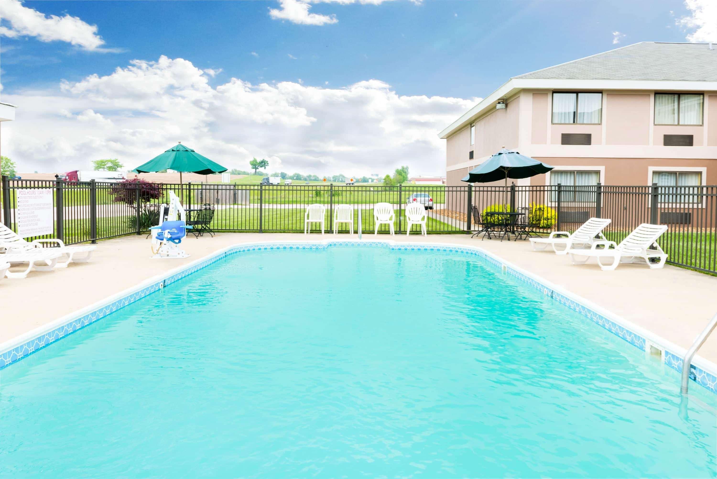 Ramada By Wyndham Vandalia Esterno foto